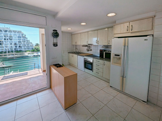 3 apartment building with garage and 20 m mooring in Empuriabrava