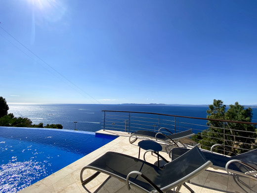 Villa de lujo con vistas panorámicas al mar y licencia turística en Roses