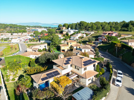 Maison de luxe à l'Escala avec grand jardin, piscine et garage