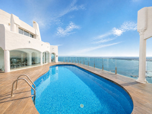 Villa excepcional con vistas panorámicas y total privacidad en Roses