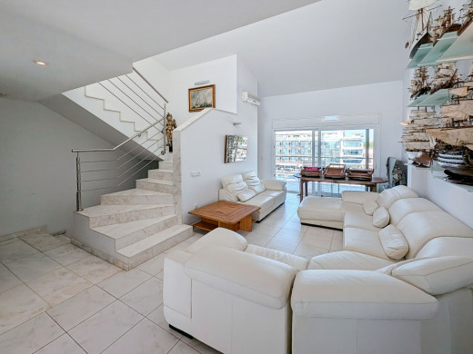 3 apartment building with garage and 20 m mooring in Empuriabrava