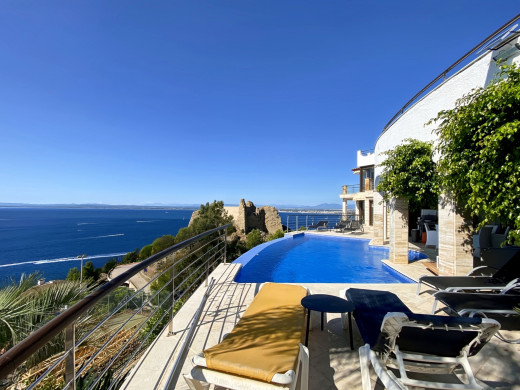 Villa de lujo con vistas panorámicas al mar y licencia turística en Roses