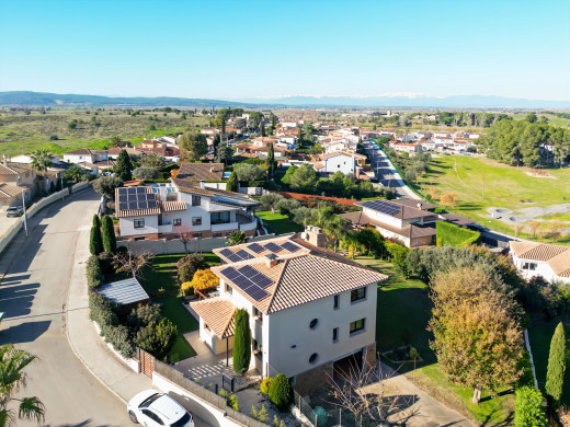 Maison de luxe à l'Escala avec grand jardin, piscine et garage