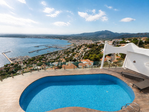 Villa excepcional con vistas panorámicas y total privacidad en Roses