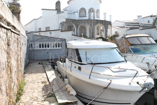 Villa canal con 4 dormitorios, piscina y amarre privado.