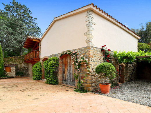 Farmhouse with outbuilding and 5000m2 of land in Catalonia