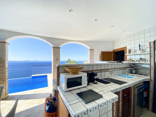 Villa de lujo con vistas panorámicas al mar y licencia turística en Roses