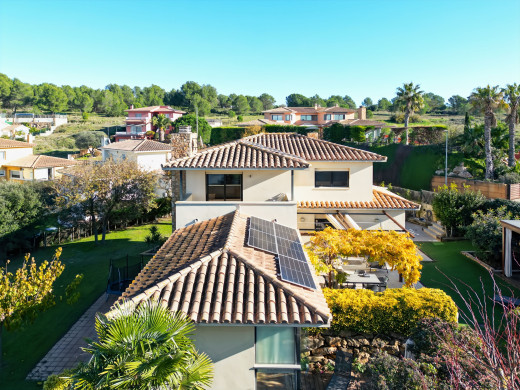 Maison de luxe à l'Escala avec grand jardin, piscine et garage
