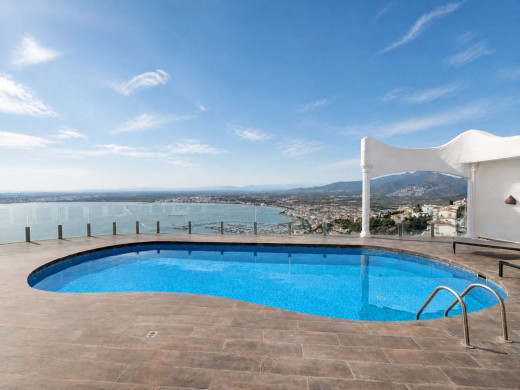 Villa excepcional con vistas panorámicas y total privacidad en Roses