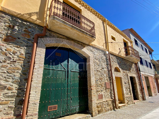 Maison traversante au coeur du village de Vilamaniscle, Espagne
