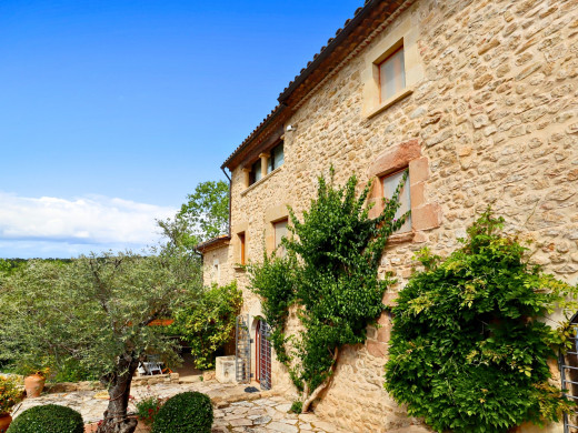 Farmhouse with outbuilding and 5000m2 of land in Catalonia