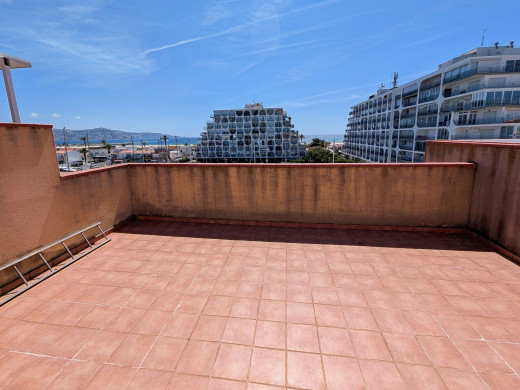 3 apartment building with garage and 20 m mooring in Empuriabrava