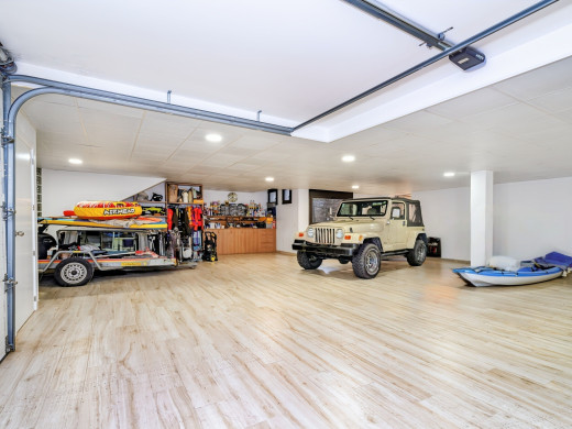 Exceptional villa with a 28 m mooring for sailboats / catamarans