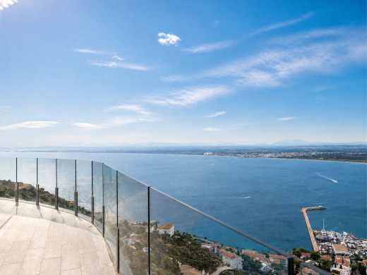 Villa excepcional con vistas panorámicas y total privacidad en Roses