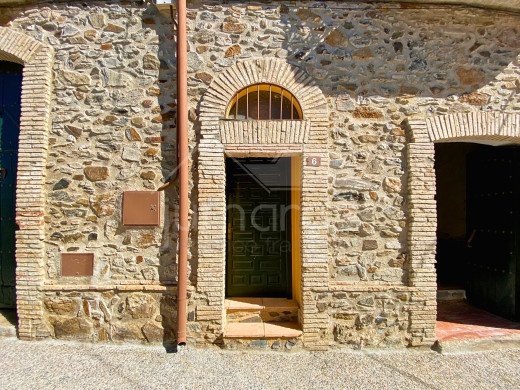 Maison traversante au coeur du village de Vilamaniscle, Espagne