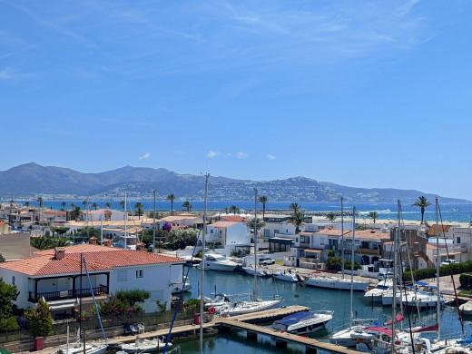 3 apartment building with garage and 20 m mooring in Empuriabrava