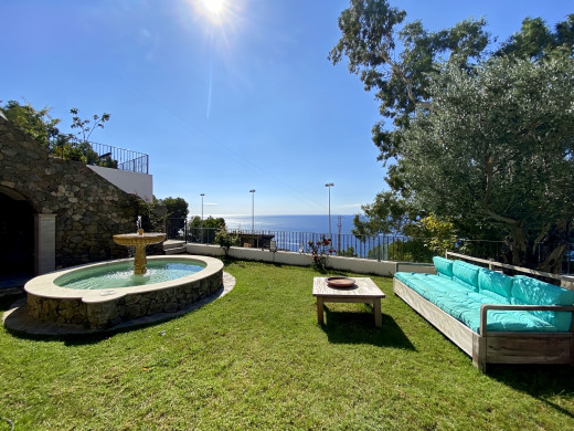 Villa de lujo con vistas panorámicas al mar y licencia turística en Roses