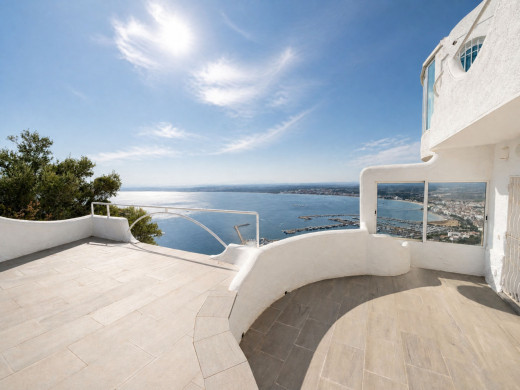 Villa excepcional con vistas panorámicas y total privacidad en Roses