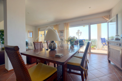 Superbe duplex avec 4 chambres, piscine, terrasse et garage