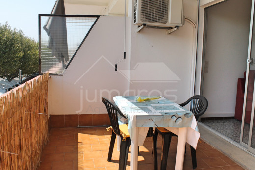 Apartamento de 2 habitaciones con amplia terraza a 5 minutos de la playa