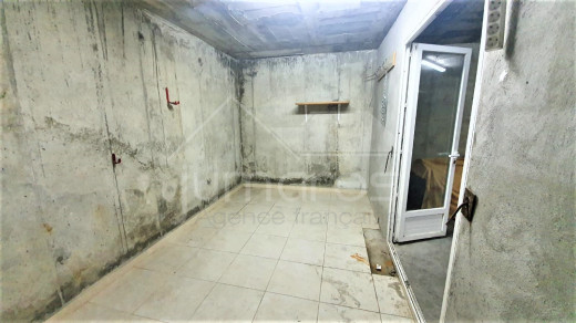 Garage avec débarras