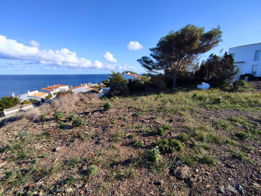 Parcelle de 573 m2 pour construire, avec vue sur le Cap de Creus et la mer.
