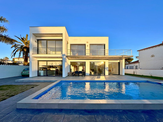 Villa moderne construite en 2020 à Empuriabrava
