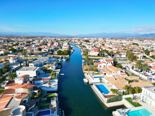 Charmante maison de plain-pied avec piscine à Empuriabrava