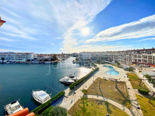 Appartement avec de belles vues, grande terrasse et parking à Empuriabrava
