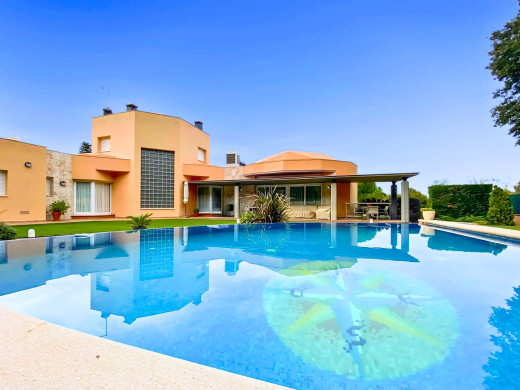 Maison avec piscine et grand jardin à Avinyonet de Puigventós
