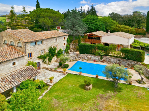 Farmhouse with outbuilding and 5000m2 of land in Catalonia