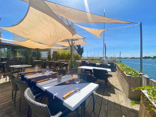 Restaurante en venta con amarre para embarcaciones en Roses