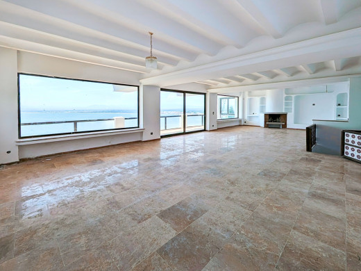 Villa with 180º sea views for sale in Roses, to renovate