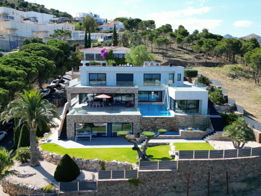 Luxury villa with impressive sea views on the first line in Llançà
