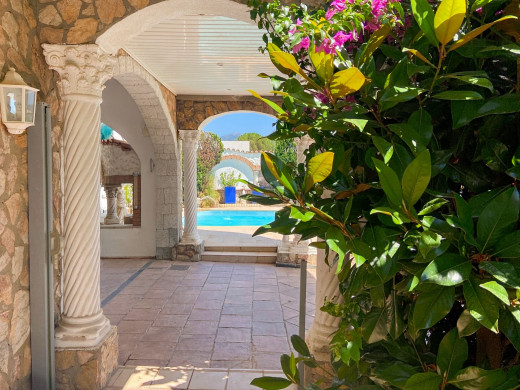 Belle maison avec piscine dans un quartier calme à Mas Boscà, Roses