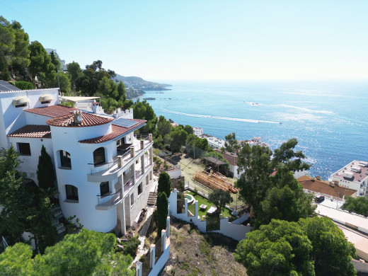 Villa de lujo con vistas panorámicas al mar y licencia turística en Roses