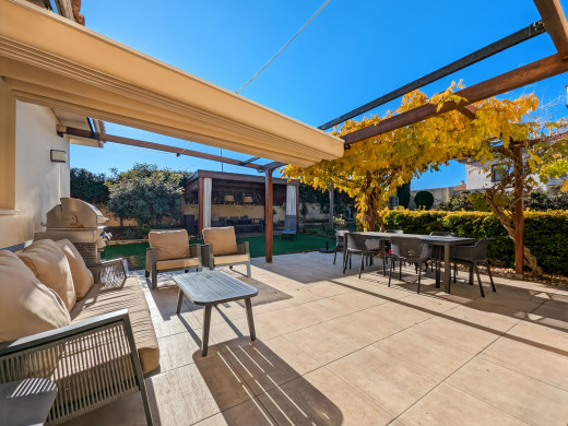 Maison de luxe à l'Escala avec grand jardin, piscine et garage