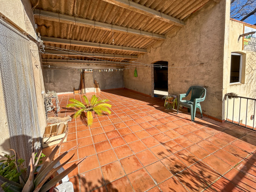 Gran casa de pueblo en Borrassà con mucho potencial