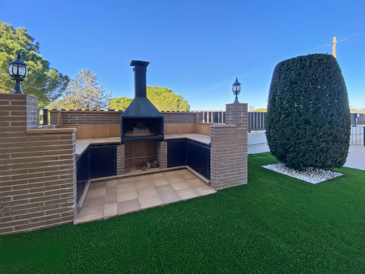 Haus mit Pool, Garten und Garage in Vilamalla