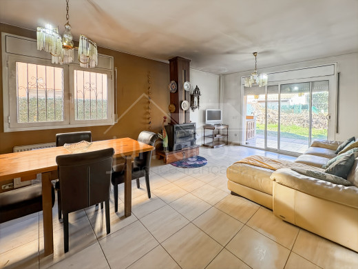 Maison en vente à Empuriabrava avec jardin et garage
