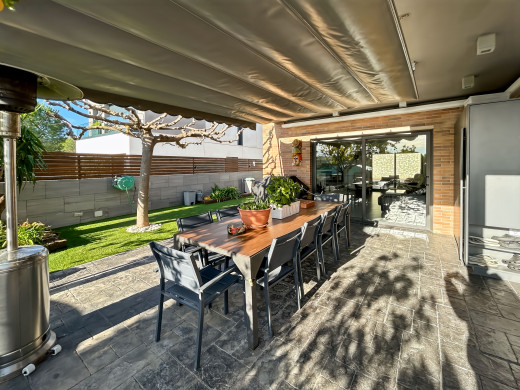 Detached house with pool and garage