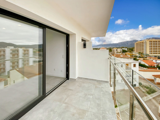 Piso en planta alta con terraza cerca de la playa