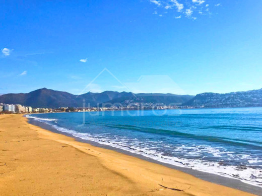 Neue Wohnung, 400m vom Strand entfernt in Roses