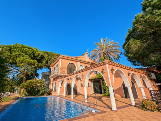 Villa mit 30m langem Bootsanleger, sehr nah am Strand