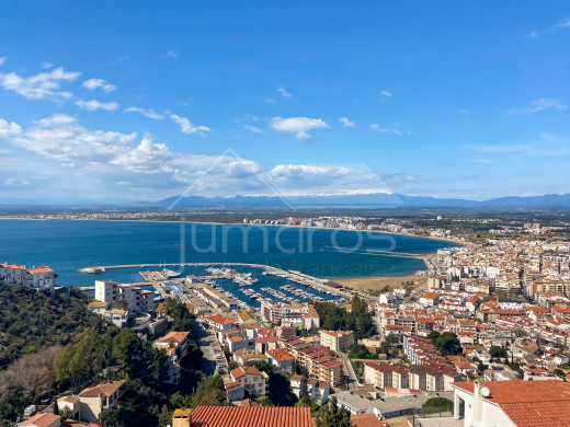 Piso con vistas al mar, garaje y licencia turística en Roses