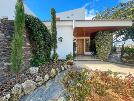 Ensemble immobilier à Roses, proche plage, avec licence touristique