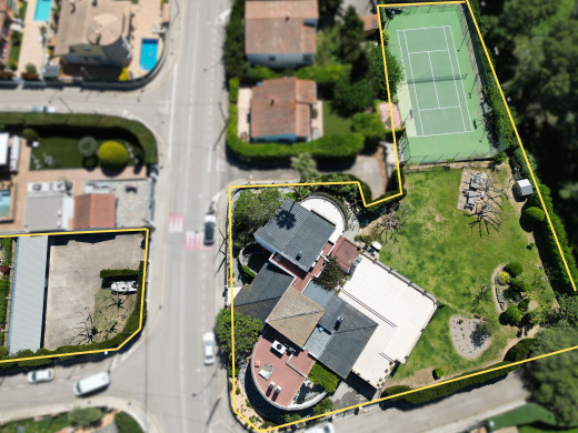 Ensemble immobilier à Roses, proche plage, avec licence touristique