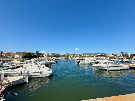 Villa avec jardin et piscine, à quelques pas du canal à Empuriabrava