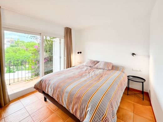 Casa con garaje en venta en Cadaqués, vista al mar y cerca de la playa