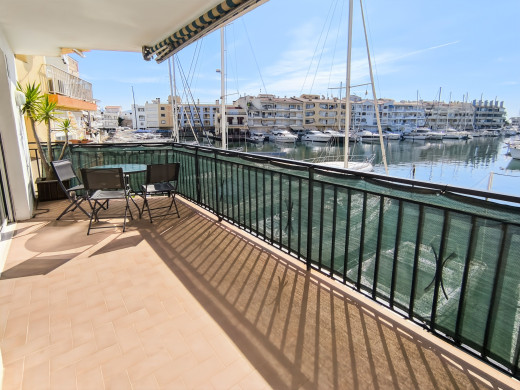 Appartement rénové vue canal et licence touristique à Empuriabrava, proche plage